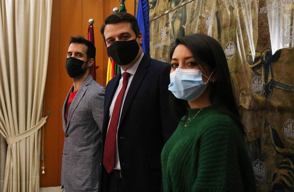 El alcalde de Córdoba, José María Bellido; la delegada de Juventud, Cintia Bustos, y el 'youtuber' 'Anikilo'.