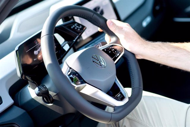 Archivo - FILED - 11 September 2020, Lower Saxony, Wolfsburg: A man holds the steering wheel of a new VW ID.3 at a press event for the delivery of the first Volkswagen electric cars in the Autostadt
