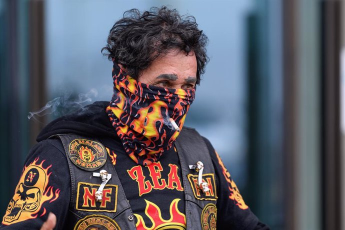 Un home fuma a través d'una bufanda a Nova Zelanda