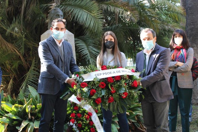 El secretario general electo del PSOE de Málaga, Daniel Pérez, junto al secretario general del partido, José Luis Ruiz Espejo, y a la secretaria general de las Juventudes Socialistas de Málaga, Ana Villarejo