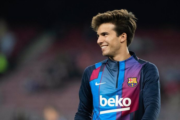 Archivo - 6 Riqui Puig of FC Barcelona smiles during the spanish league, La Liga Santander, football match played between FC Barcelona and Deportivo Alaves at Camp Nou stadium on October 30, 2021, in Barcelona, Spain.