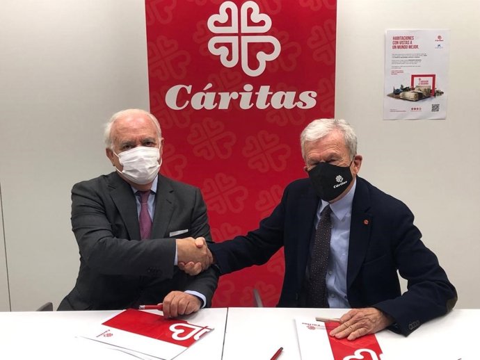La AEHM firma un convenio con Cáritas para ayudar a personas vulnerables.