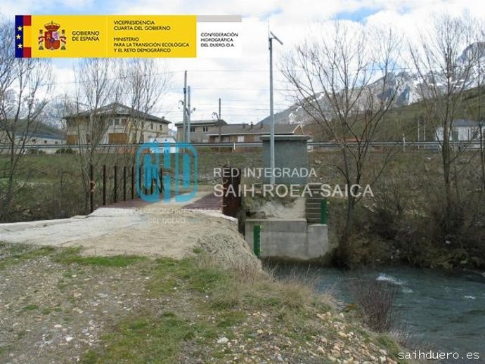 El río Bernesga a su paso por Villamanín (León).