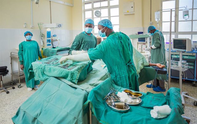 Physicians and nurses in the Jhpiego-led Obstetric Safe Surgery (OSS) Project in Kenya prepare for a C-section at Makueni County Referral Hospital, one of five hospitals participating in the skills-strengthening and mentorship program aimed at reducing ma