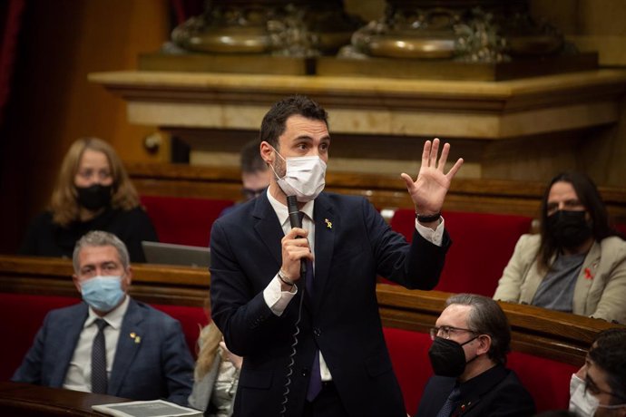 El conseller de Empresa de la Generalitat, Roger Torrent, interviene en una segunda sesión del Pleno del Parlament de Catalunya, a 1 de diciembre de 2021, en Barcelona, Cataluña, (España). El pleno del Parlament de esta semana centra su debate en la vot