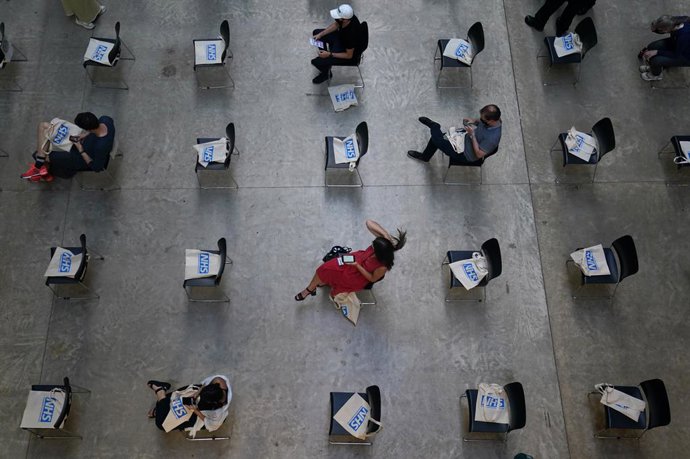 Archivo - 16 July 2021, United Kingdom, London: People waiting for their vaccinations at an NHS pop-up vaccination centre at the Tate Modern art gallery in London. Photo: Kirsty O'connor/PA Wire/dpa