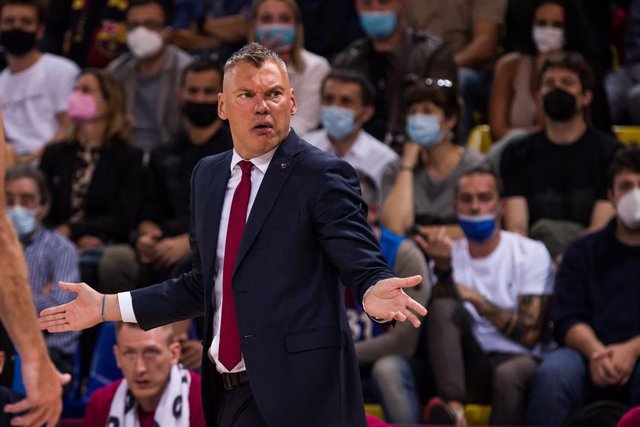 Archivo - Sarunas Jasikevicius, Head coach of FC Barcelona gestures during the Turkish Airlines EuroLeague match between FC Barcelona and Zenit St Petersburg at Palau Blaugrana on October 22, 2021 in Barcelona, Spain.