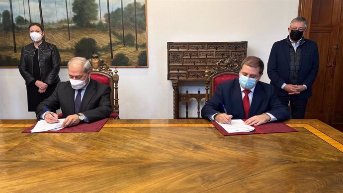 El presidente de la Diputación de Lugo, José Tomé Roca, y el presidente de Correos, Juan Manuel Serrano Quintana, firmando el acuerdo de colaboración para blindar los servicios en zonas rurales.