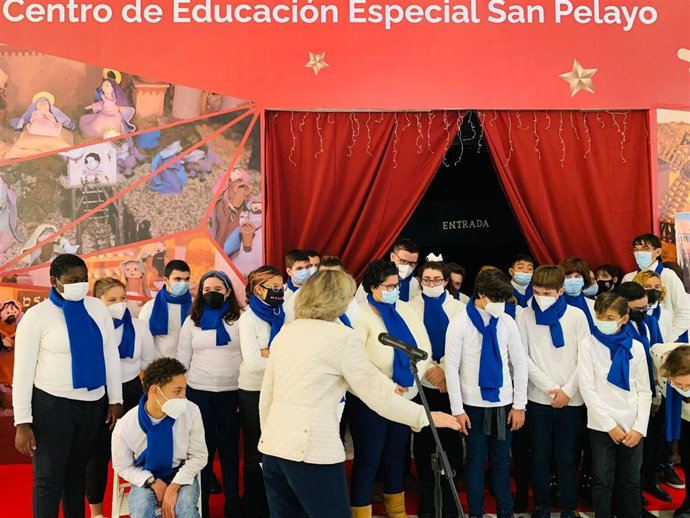 Sevilla.-Niños del Colegio de Educación Especial San Pelayo vuelven a abrir las puertas del Belén artesanal en Los Arcos