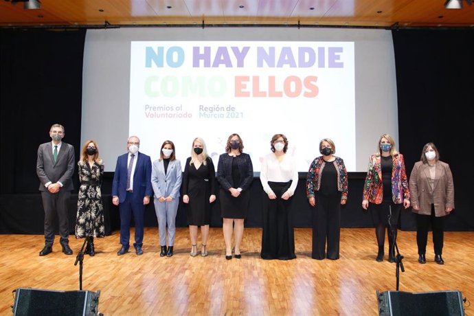 La vicepresidenta Isabel Franco, junto a los galardonados de los Premios Voluntariado 2021