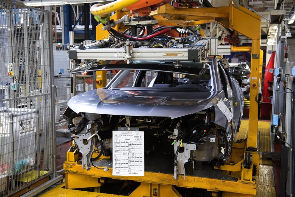 Archivo - Línea de montaje de la planta de PSA Peugeot Citron en Vigo.