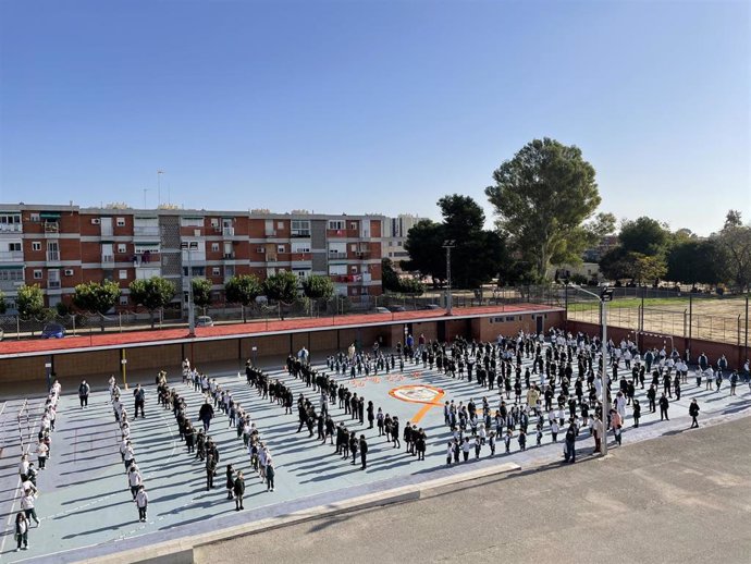 Archivo - Alumnos de un colegio de Jerez concentrados en el patio contra la Ley Celaá. 