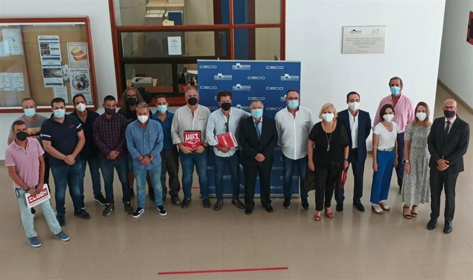 Repesentantes de la patronal Femeco y de los sindicatos UGT y CCOO posan tras la firma el pasado septiembre del Convenio Colectivo Provincial del Metal en Córdoba.