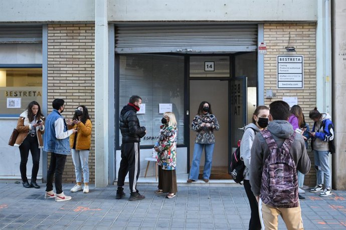 Varias personas acuden a inscribirse en el casting para una serie sobre la Ruta del Bakalao, a 9 de diciembre de 2021, en Valencia, Comunidad Valenciana (España). 