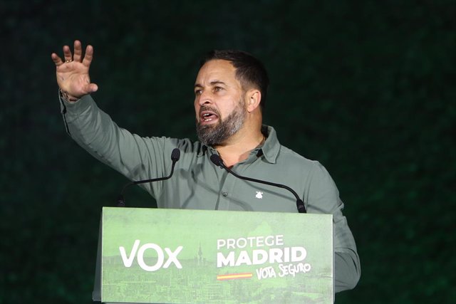 Archivo - El líder de Vox, Santiago Abascal interviene en el último acto de campaña del partido en la plaza de Colón, a 2 de mayo de 2021, en Madrid (España). El Partido Popular y Vox llegaron a un acuerdo para que la formación de Abascal celebrará el mit