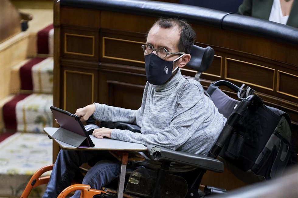 El portavoz de Unidas Podemos, Pablo Echenique, en una sesión plenaria en el Congreso de los Diputados, a 23 de noviembre de 2021, en Madrid, (España).  