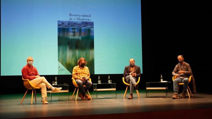 El conseller de Medio Ambiente y Territorio, Miquel Mir, y el director general de Espacios Naturales y Biodiversidad, Lloren Mas, asisten a la presentación de la Guía de paseo de s'Albufereta.