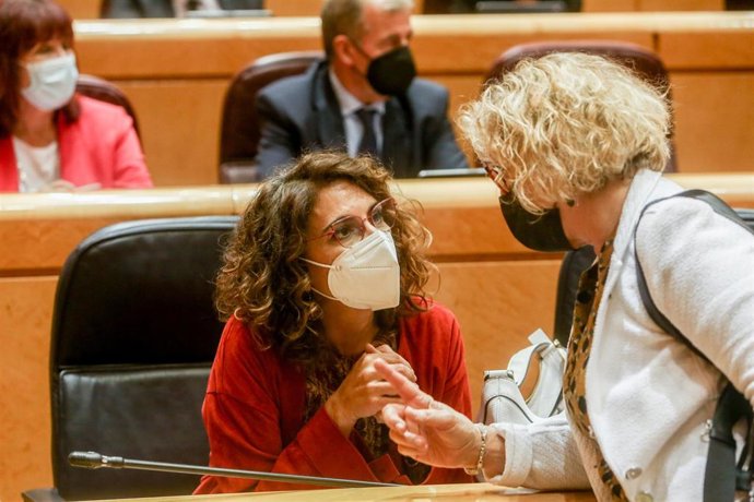 Archivo - La ministra de Hacienda, María Jesús Montero (i), mantiene una conversación con la senadora de ERC, Mireia Cortés (d), durante una sesión de control al Gobierno en el Senado, a 2 de noviembre de 2021, en Madrid, (España). Las medidas para fren
