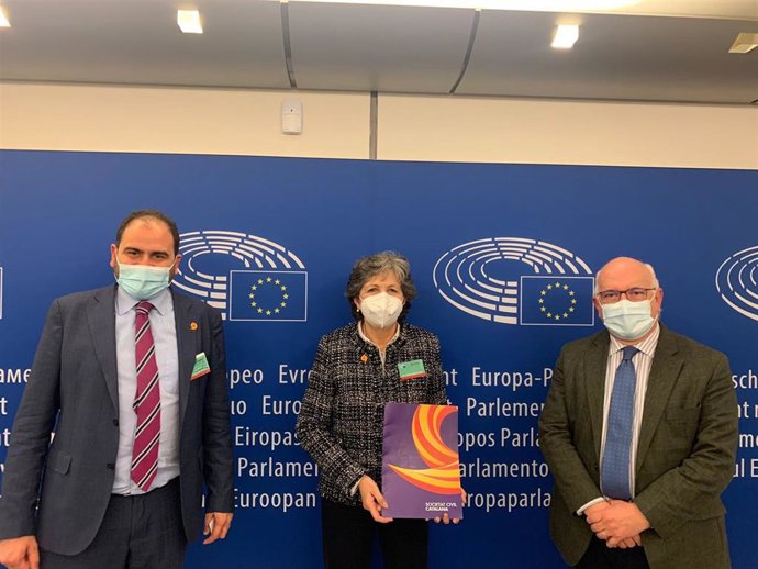El eurodiputado del PP Javier Zarzalejos se ha reunido este jueves en Bruselas con el presidente de SCC, Fernando Sánchez Costa, y con la vicepresidenta de la entidad, Elda Mata.