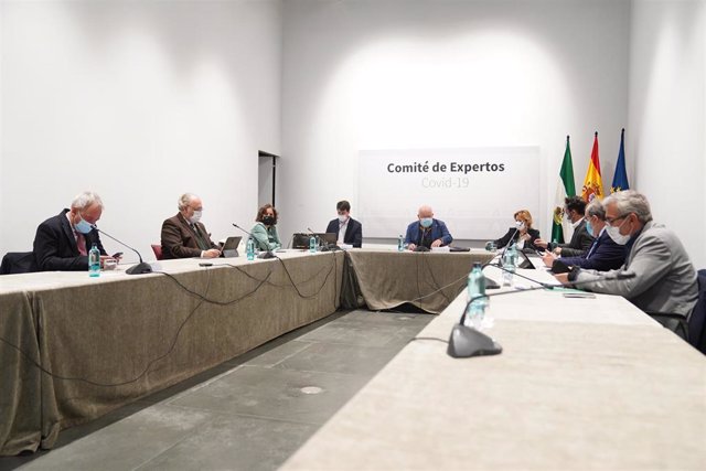 Andalucía amplía proponer certificado Covid a hostelería y ocio nocturno y flexibiliza aforos en nivel 1 y 2