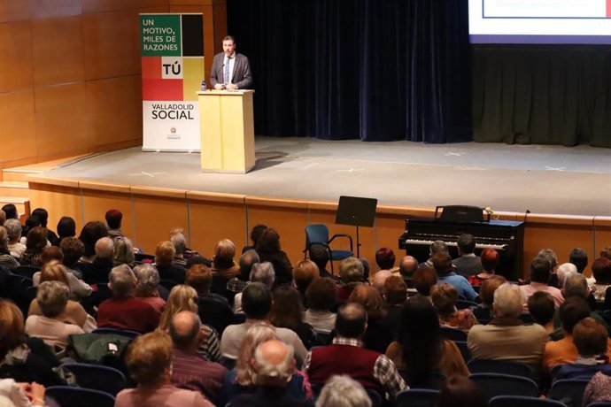 El alcalde de Valladolid, en el acto de agradecimiento a los voluntarios de centros de mayores.