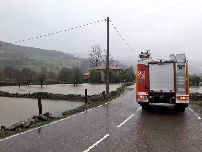 Servicios de emergencia de Cantabria vigilan la crecida de ríos en la región