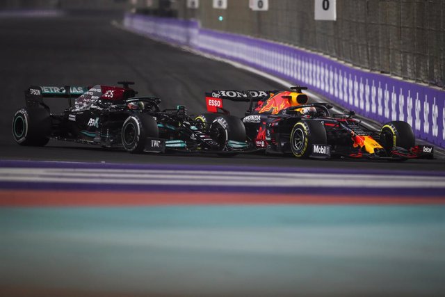44 HAMILTON Lewis (gbr), Mercedes AMG F1 GP W12 E Performance, 33 VERSTAPPEN Max (nld), Red Bull Racing Honda RB16B, action during the Formula 1 stc Saudi Arabian Grand Prix 2021, 21th round of the 2021 FIA Formula One World Championship from December 3 t
