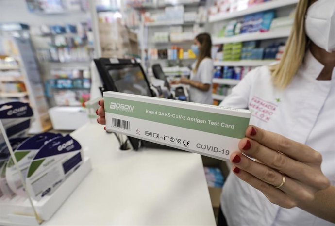 Archivo - Una caja con test de antígenos contra la COVID-19 en una farmacia. 