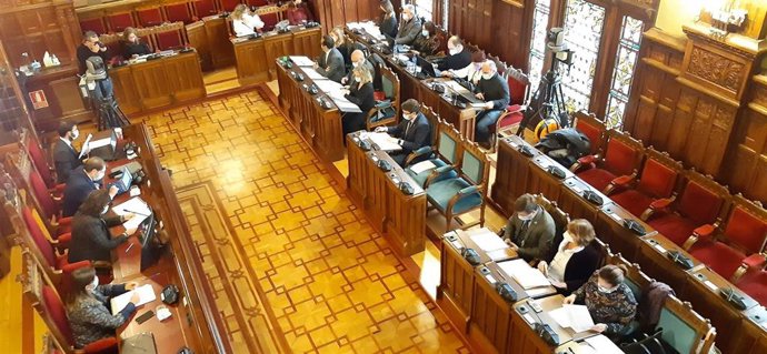 El consejero de Industria, Enrique Fernández, comparece en la Comisión de Hacienda de la Junta General para exponer el proyecto de presupuestos de su departamento para 2022