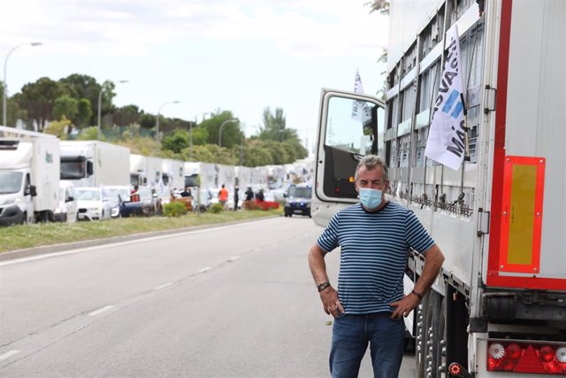 Archivo - Un camionero participa en la caravana de vehículos parte de Feria de Madrid IFEMA 