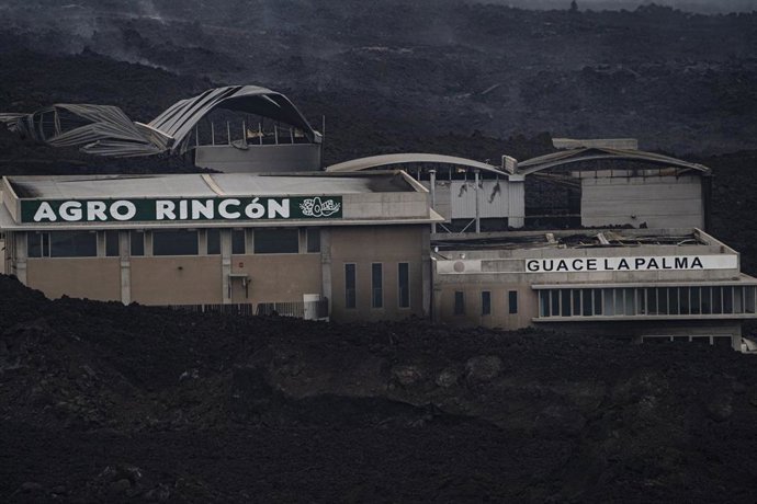 Naves de la empresa Agro Rincón afectadas por la lava del volcán de Cumbre Vieja