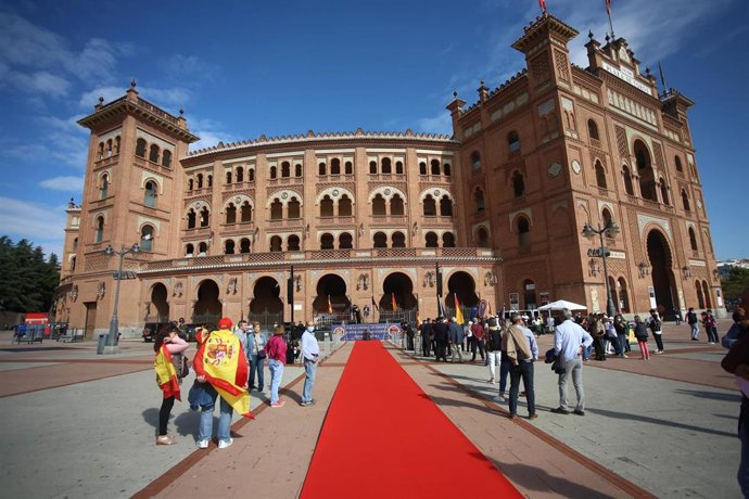 Archivo - Varias personas acuden con banderas de España a una concentración por una España Unida, en la explanada exterior de la plaza de toros de Las Ventas, a 17 de octubre de 2021, en Madrid (España). 