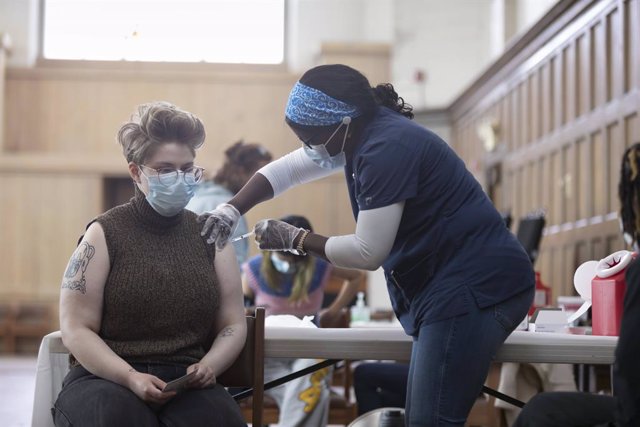 Una mujer recibe una dosis de la vacuna contra el coronavirus en un centro comunitario en Seattle, EEUU.