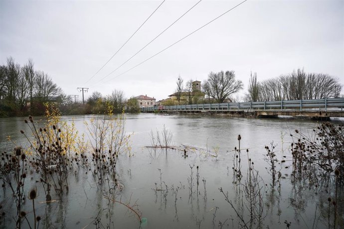 El río Zadorra desbordado a su paso por el barrio de Gobeo, a 9 de diciembre de 2021, en Vitoria