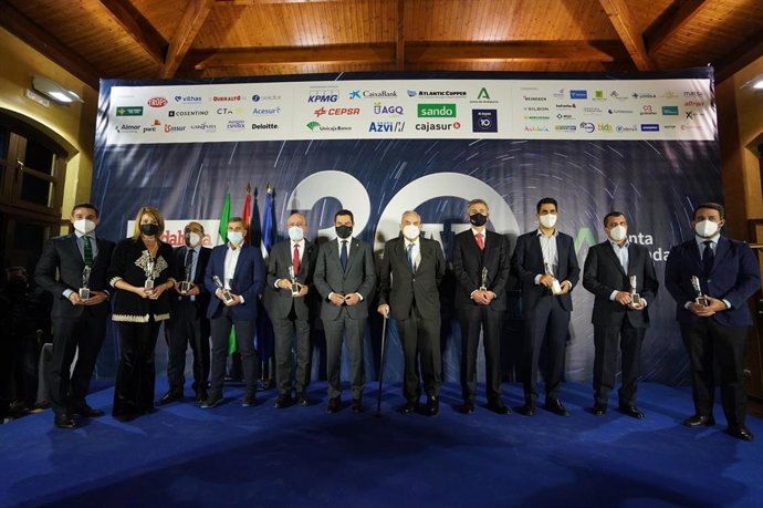 Juanma Moreno con los premiados de la revista 'Andalucía Económica'.