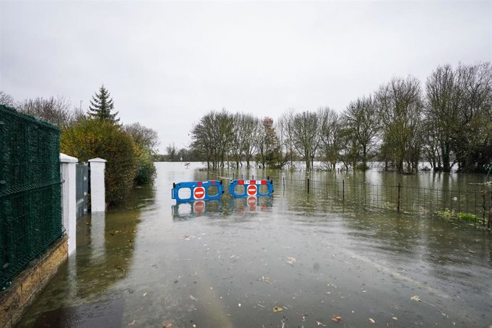 El río Zadorra desbordado a su paso por el barrio de Yurre, a 9 de diciembre de 2021, en Vitoria