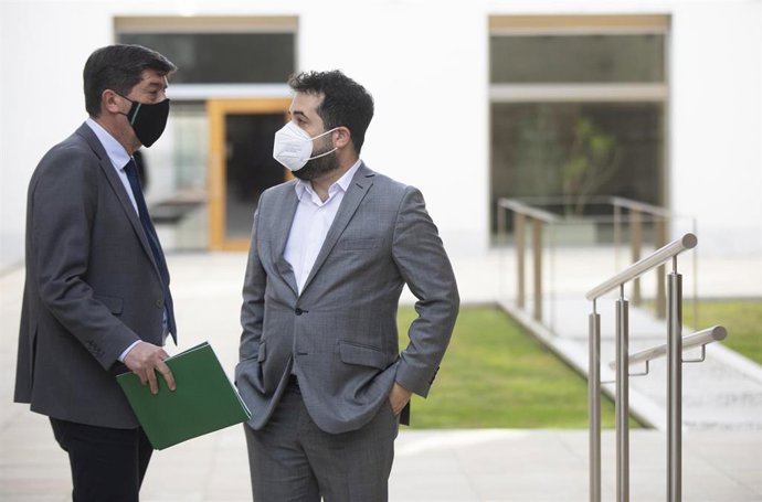 Archivo - El vicepresidente de la Junta de Andalucía y coordinador autonómico de Cs, Juan Marín, conversa con el diputado Fran Carrillo, ahora rivales en las primarias para elegir cabeza de cartel a la Junta, en una imagen de marzo de este año.