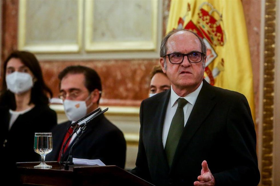 El exministro socialista Ángel Gabilondo interviene en el acto de toma de posesión para el cargo del Defensor del Pueblo, a 18 de noviembre de 2021, en Madrid, (España).