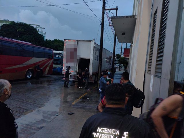 Imagen de uno de los dos camiones en los que este sábado se han interceptado 600 migrantes en México
