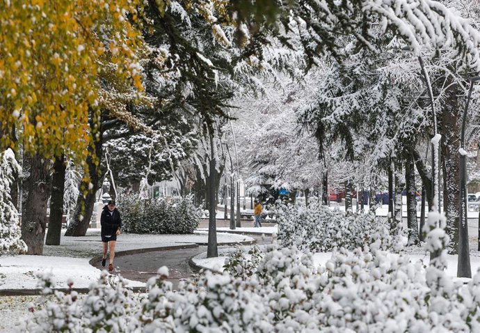 Un hombre sale a correr mientras nieva, a 28 de noviembre de 2021, en Burgos, Castilla y León (España). Un total de 31 provincias se encuentran bajo diferentes niveles de riesgo por nieve, lluvia, viento, fuerte oleaje, deshielo y temperaturas mínimas, 