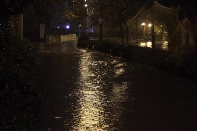El río Arga desbordado a su paso por Pamplona, a 9 de diciembre de 2021, en Pamplona, Navarra, (España).