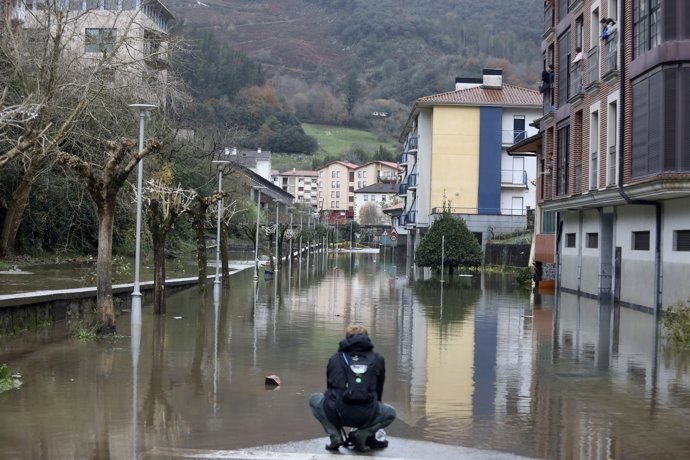 Una calle inundada en el municipio de Mendaro, a 10 de diciembre de 2021, en Gipuzkoa