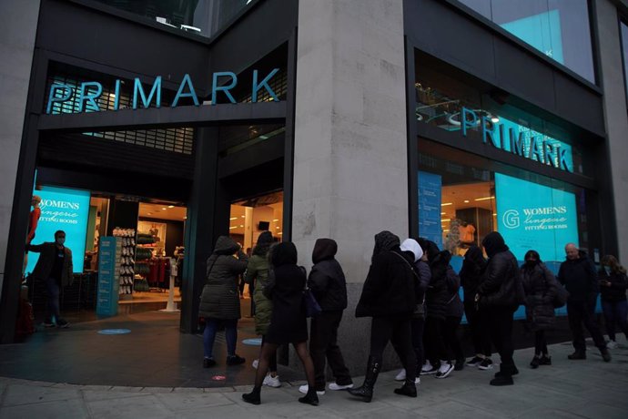 Archivo - 12 April 2021, United Kingdom, London: People enter the Primark store on Oxford Street in London after its reopening, as England easing the coronavirus lockdown restrictions. Photo: Aaron Chown/PA Wire/dpa