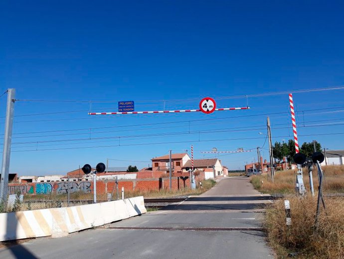 Imagen del paso a nivel que se va a suprimir en Carpio (Valladolid)
