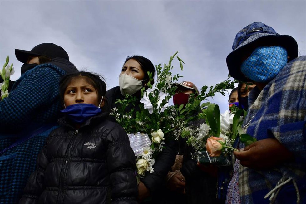 Archivo - Un grupo de personas asiste a un funeral celebrado en La Paz, oeste de Bolivia, en memoria de una víctima del nuevo coronavirus.