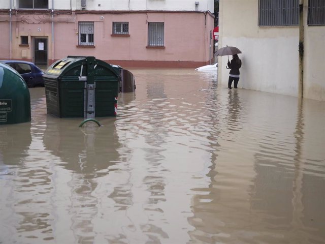 Una mujer, en la zona inundida en la localidad de Burlada tras las lluvias y nevadas que han afectado a Navarra en los últimos días.