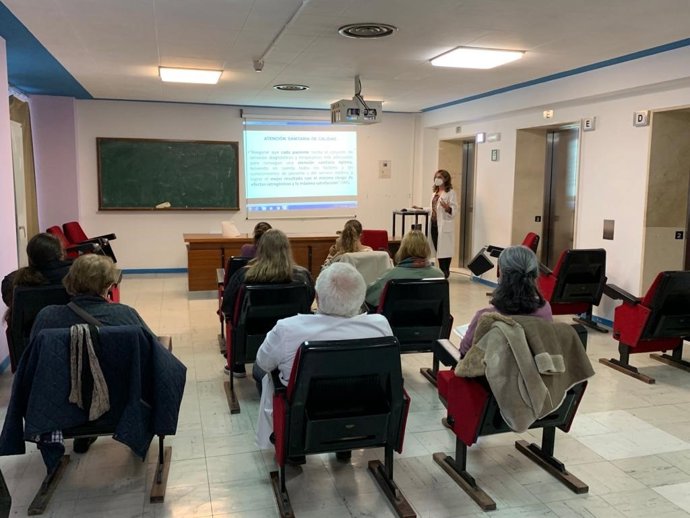 Taller organizado en el Virgen del Rocío para hacer un uso responsable de los medicamentos.