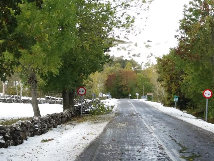 Archivo - La nieve cierra al tráfico los puertos de Lunada y Estacas de Trueba.- Archivo