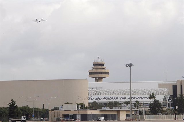 Archivo - Vista general del aeropuerto de Palma.