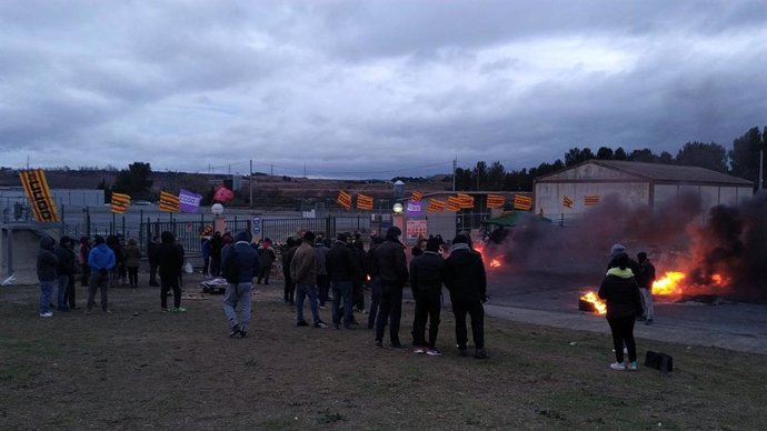 Piquete de CC.OO. En el matadero Avidel, este viernes.